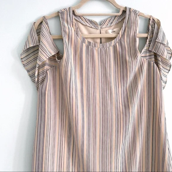 Entro Dress with Vintage Vibe Open Shoulder and Island Floral Detail at the Hem - Picture 3 of 10